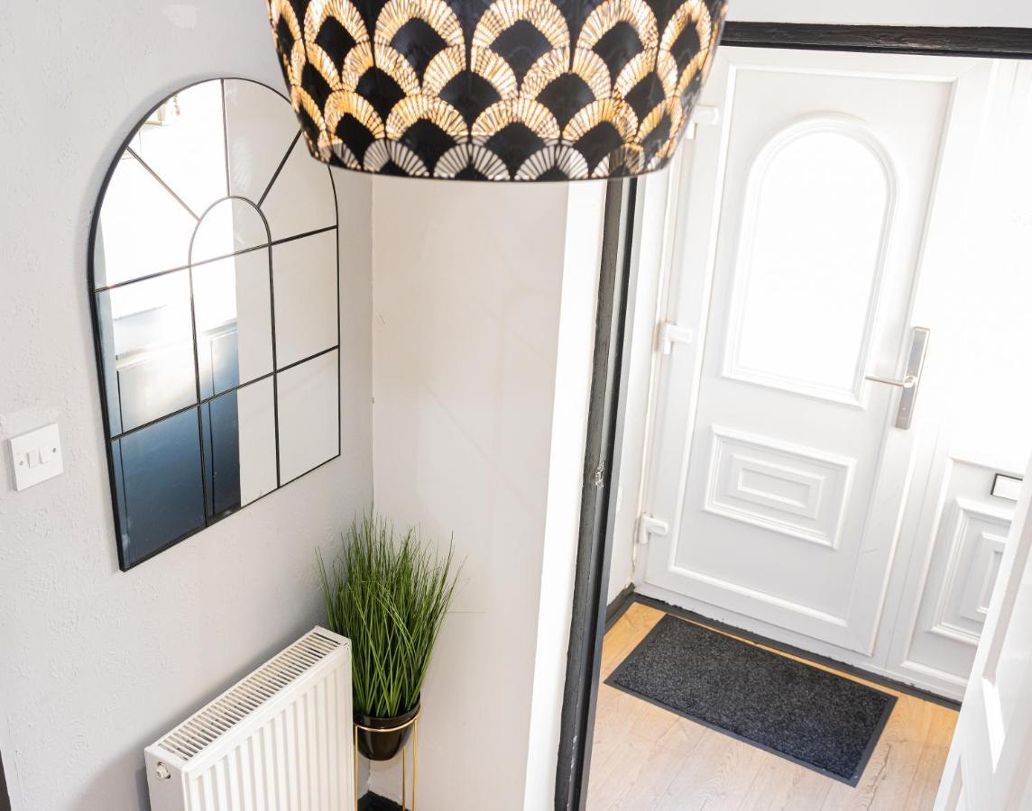Td Stourb Dudley - Luxurious 3 Bedroom House - Sleeps 7 - Dy1 - Long And Short Stay Brierley Hill Exterior photo
