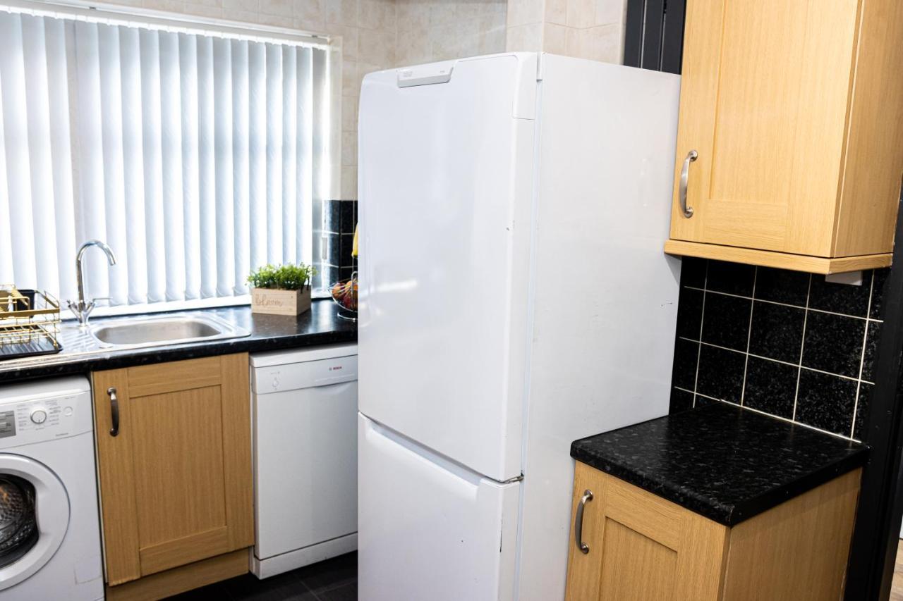Td Stourb Dudley - Luxurious 3 Bedroom House - Sleeps 7 - Dy1 - Long And Short Stay Brierley Hill Exterior photo