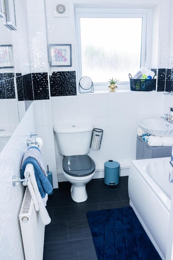 Td Stourb Dudley - Luxurious 3 Bedroom House - Sleeps 7 - Dy1 - Long And Short Stay Brierley Hill Exterior photo