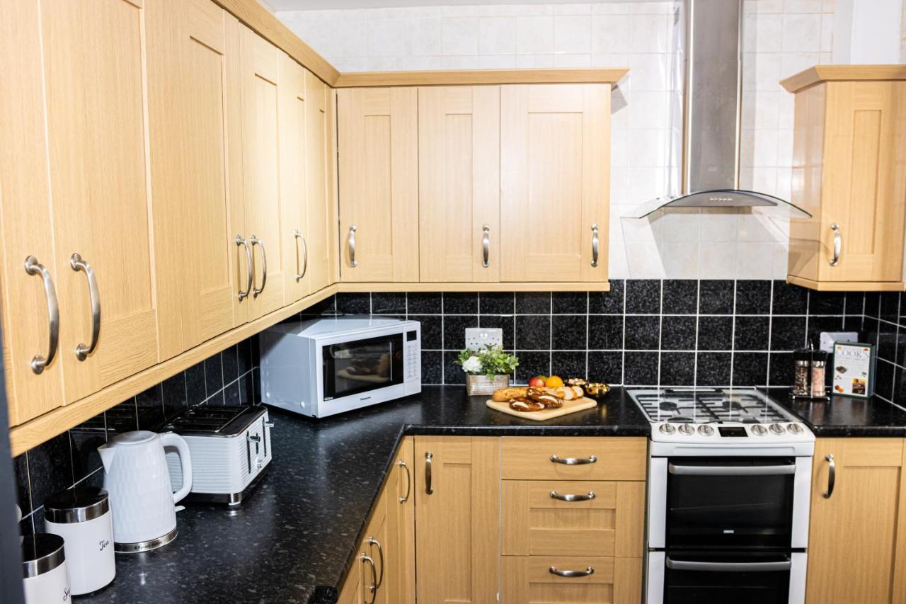 Td Stourb Dudley - Luxurious 3 Bedroom House - Sleeps 7 - Dy1 - Long And Short Stay Brierley Hill Exterior photo